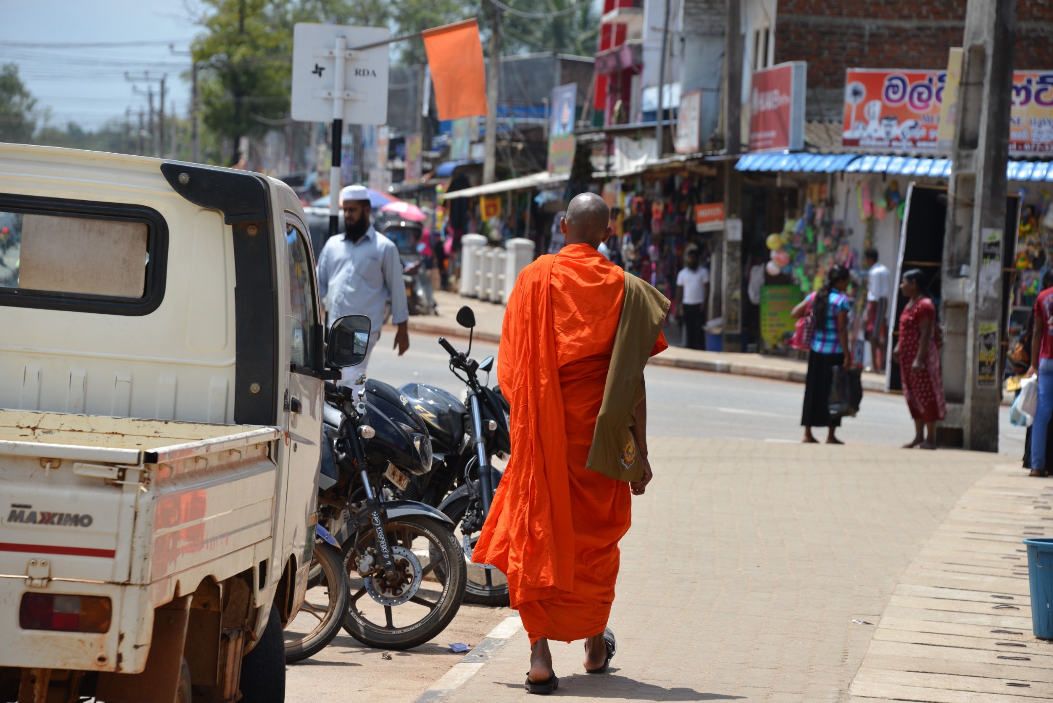Buddhistischer Mönch im Straßenalltag in Sri Lanka, 2016