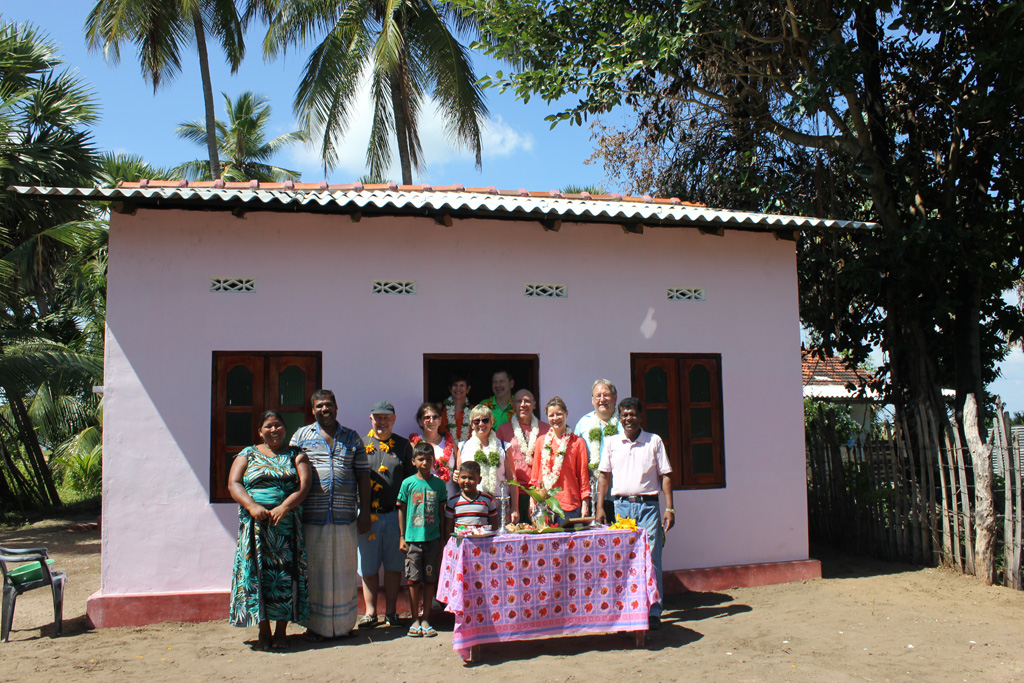 Familie, Helfer und Gäste vor dem fertiggestellten Haus in Nilaveli