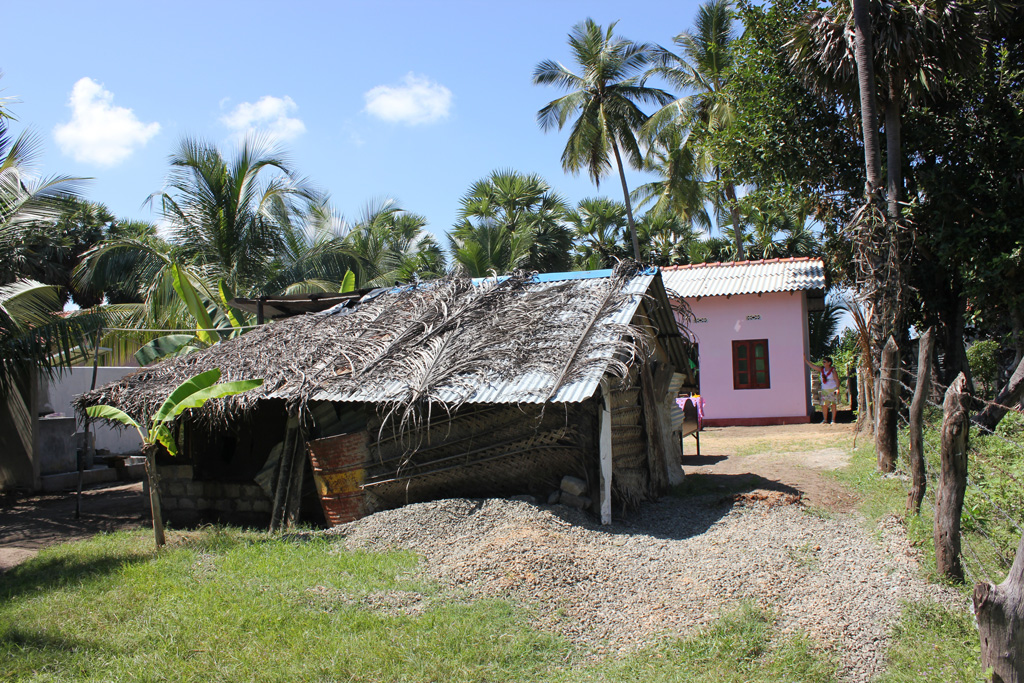 Alte Hütte und neu gebautes Haus der Familie Amaladaas
